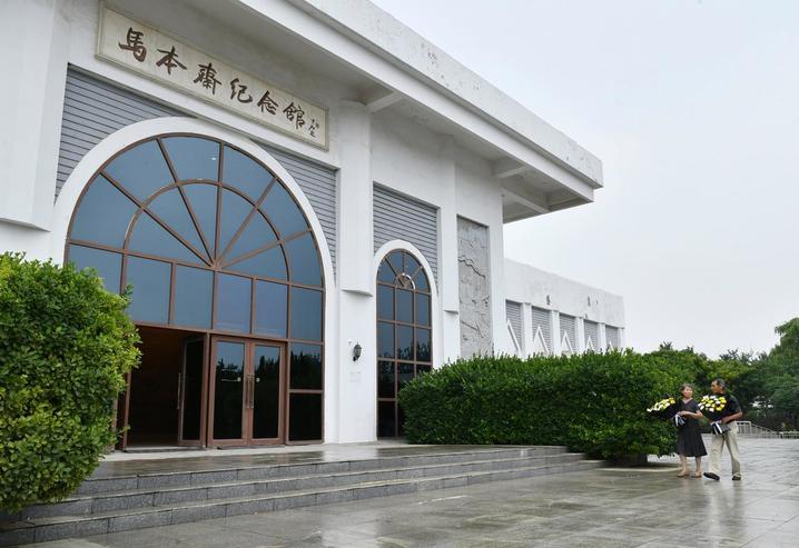 “父亲身上的弹伤，是永不磨灭的勋章”