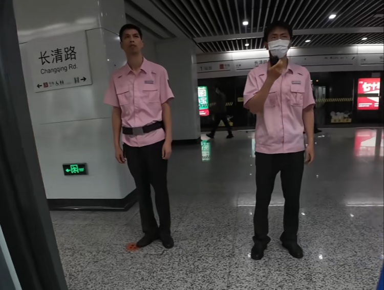 地铁站内,大爷对女孩破口大骂!路人都看不下去了... 地铁站内,大爷对女孩破口大骂!路人都看不下去了...