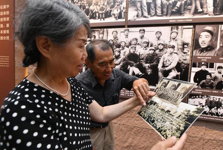 “父亲身上的弹伤，是永不磨灭的勋章”