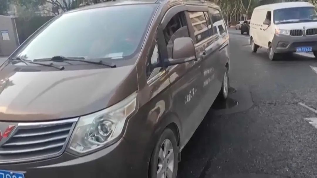 1、2、3…16、17！七座面包车硬塞17人，车内黑压压一片，交警都惊呆了！