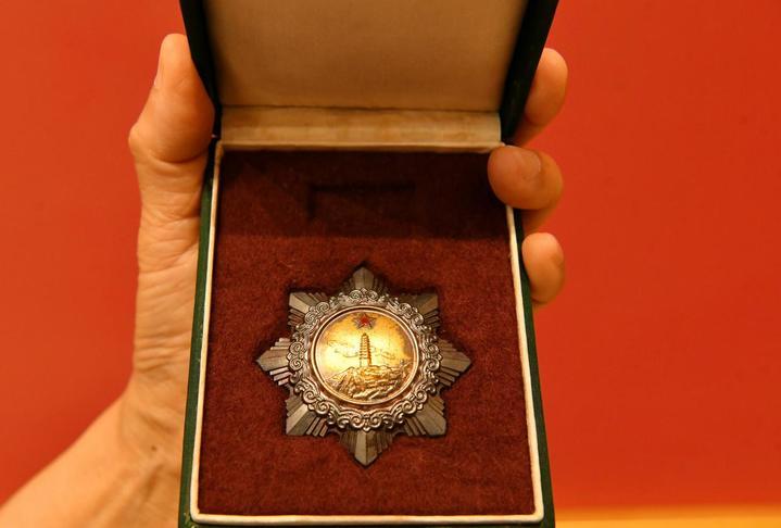 “父亲身上的弹伤，是永不磨灭的勋章”