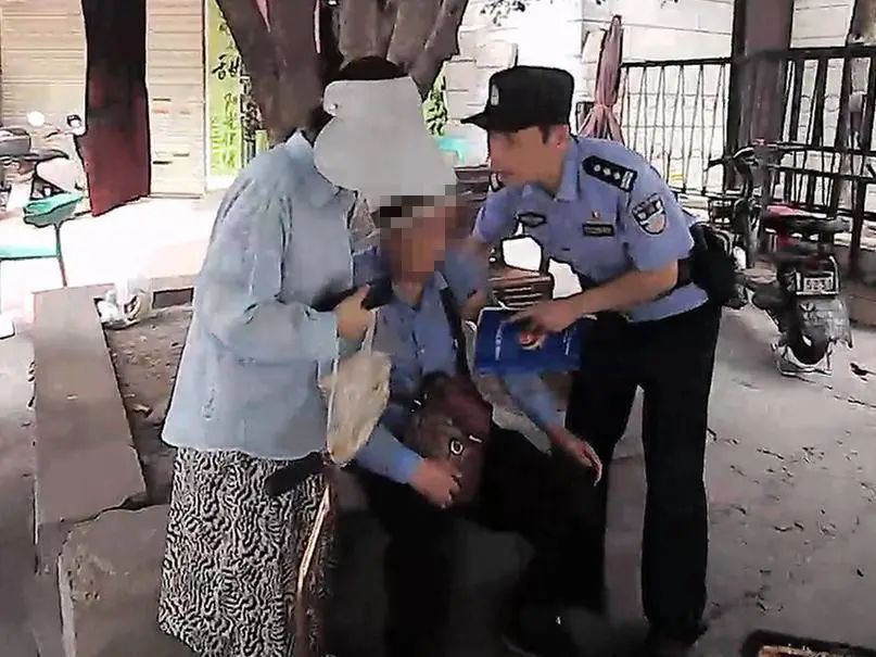 从拒绝就医到意识模糊,民警这波处置太及时 从拒绝就医到意识模糊,民警这波处置太及时