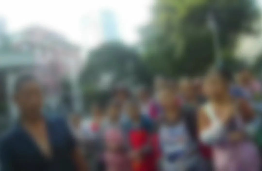 1、2、3…16、17！七座面包车硬塞17人，车内黑压压一片，交警都惊呆了！