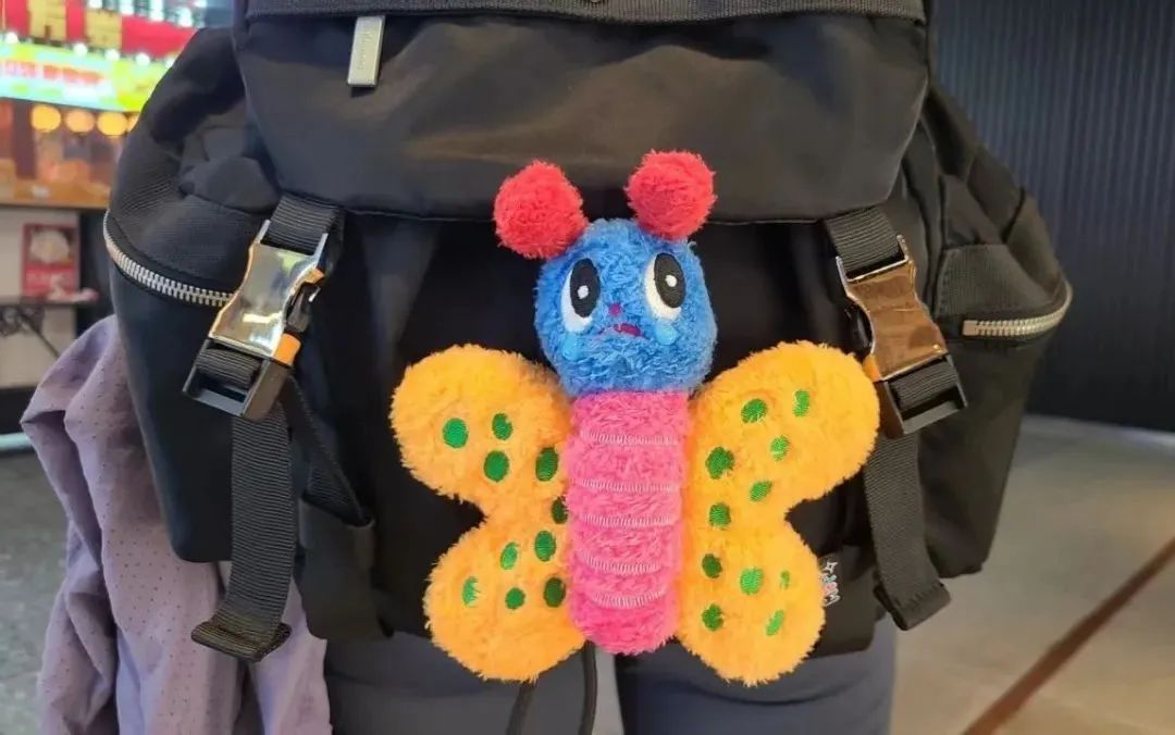 为什么好多人包上，都要挂一个玩偶？