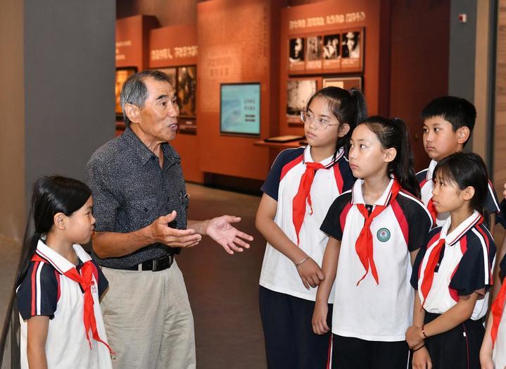 “父亲身上的弹伤，是永不磨灭的勋章”