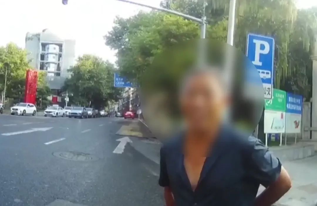 1、2、3…16、17！七座面包车硬塞17人，车内黑压压一片，交警都惊呆了！