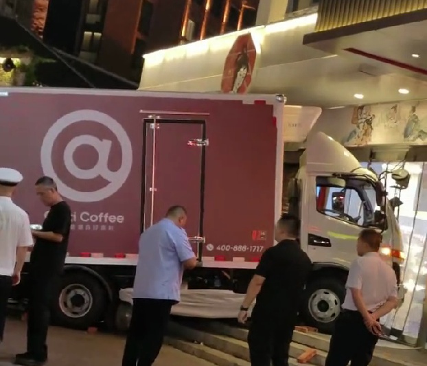 一辆小型货车撞入茶饮店，致2死2伤！警方通报