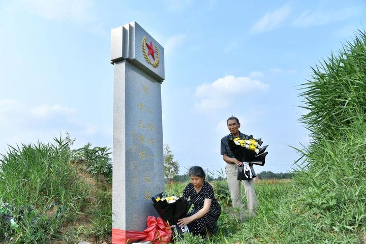 “父亲身上的弹伤，是永不磨灭的勋章”