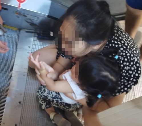 2岁女童被扶梯“咬住”手，监控画面令人揪心！