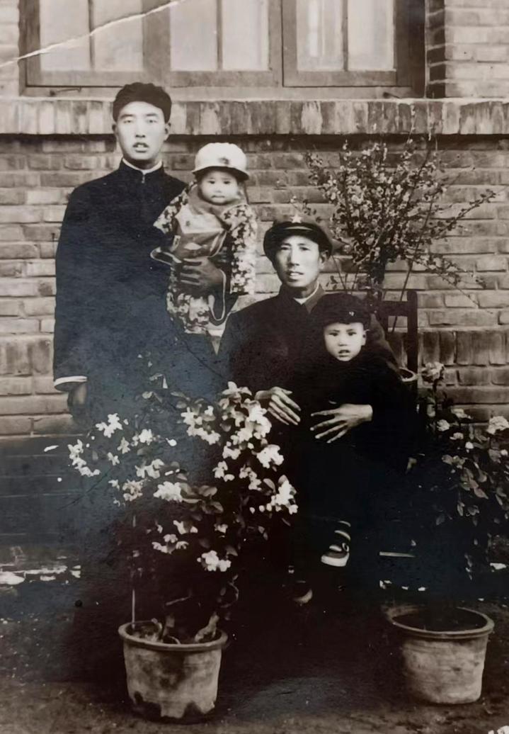 “父亲身上的弹伤，是永不磨灭的勋章”