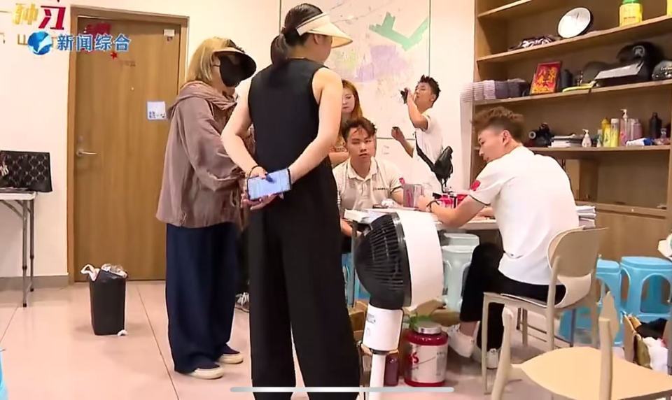 女子例假游泳大出血认为场馆“没尽提醒义务”，律师：成年人应自行承担对健康注意义务