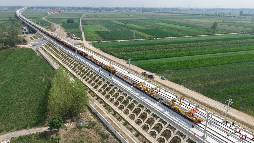 设计时速350公里！这条高铁开始全线铺轨