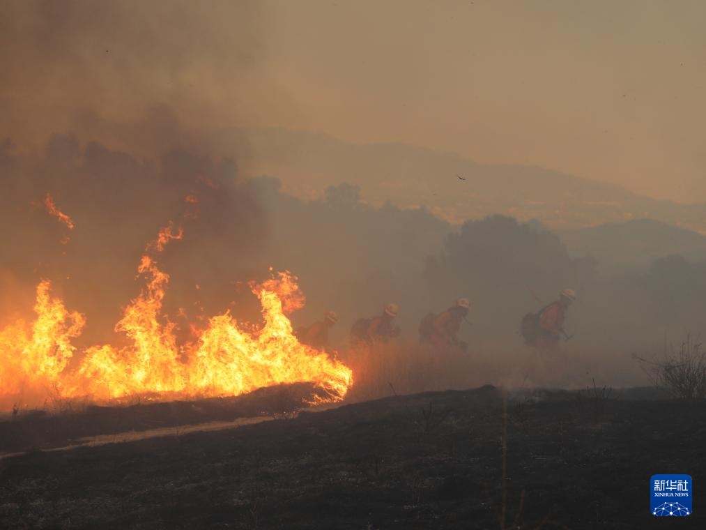 美国南加州山火蔓延 美国南加州山火蔓延