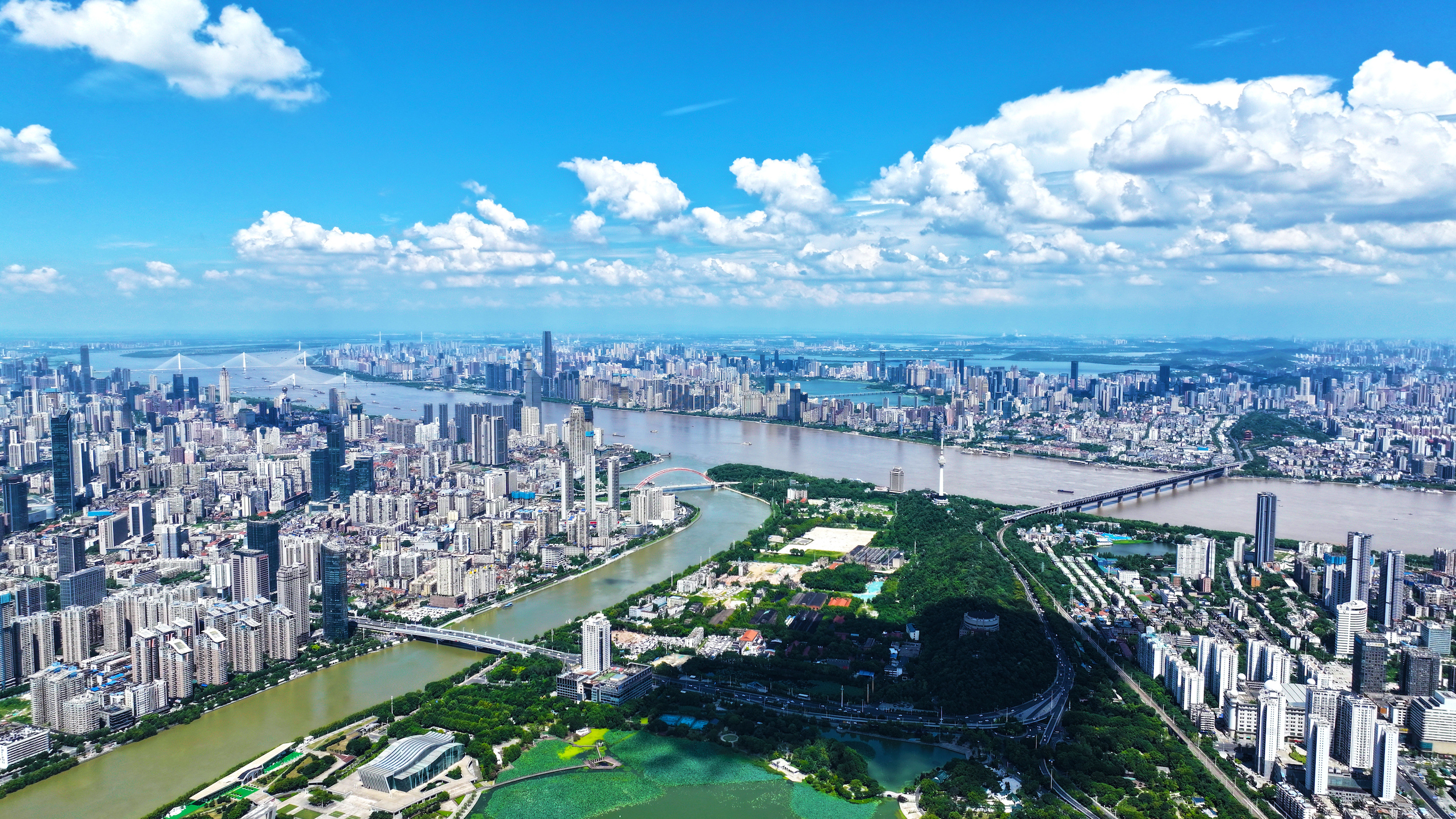 前7月长江干线港口货物吞吐量超23亿吨 同比增长4.8%