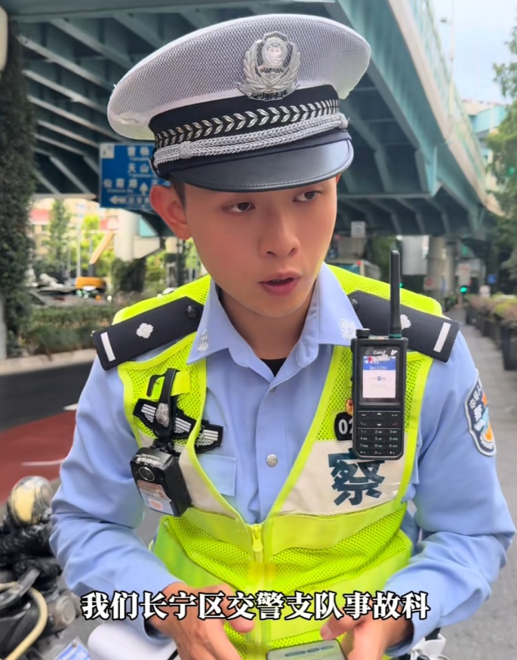 上海帅气交警“撞脸”演员张译,一个表情走红全网!网友:才知道为啥叫“卷卷”警官 上海帅气交警“撞脸”演员张译,一个表情走红全网!网友:才知道为啥叫“卷卷”警官
