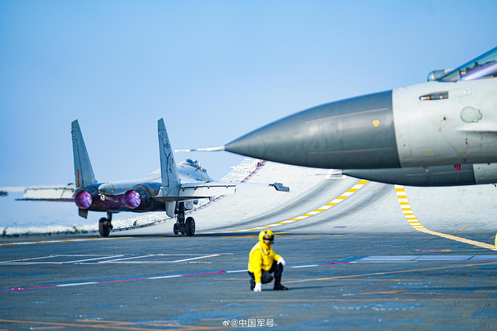 又见“飞鲨”！歼15从山东舰起飞壁纸上新