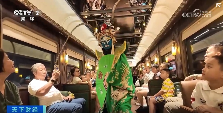 外国游客坐着火车游中国 特色专列解锁深度漫游新体验