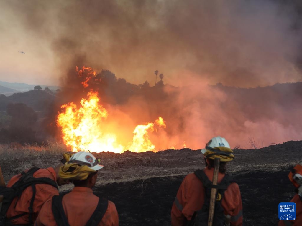 美国南加州山火蔓延 美国南加州山火蔓延