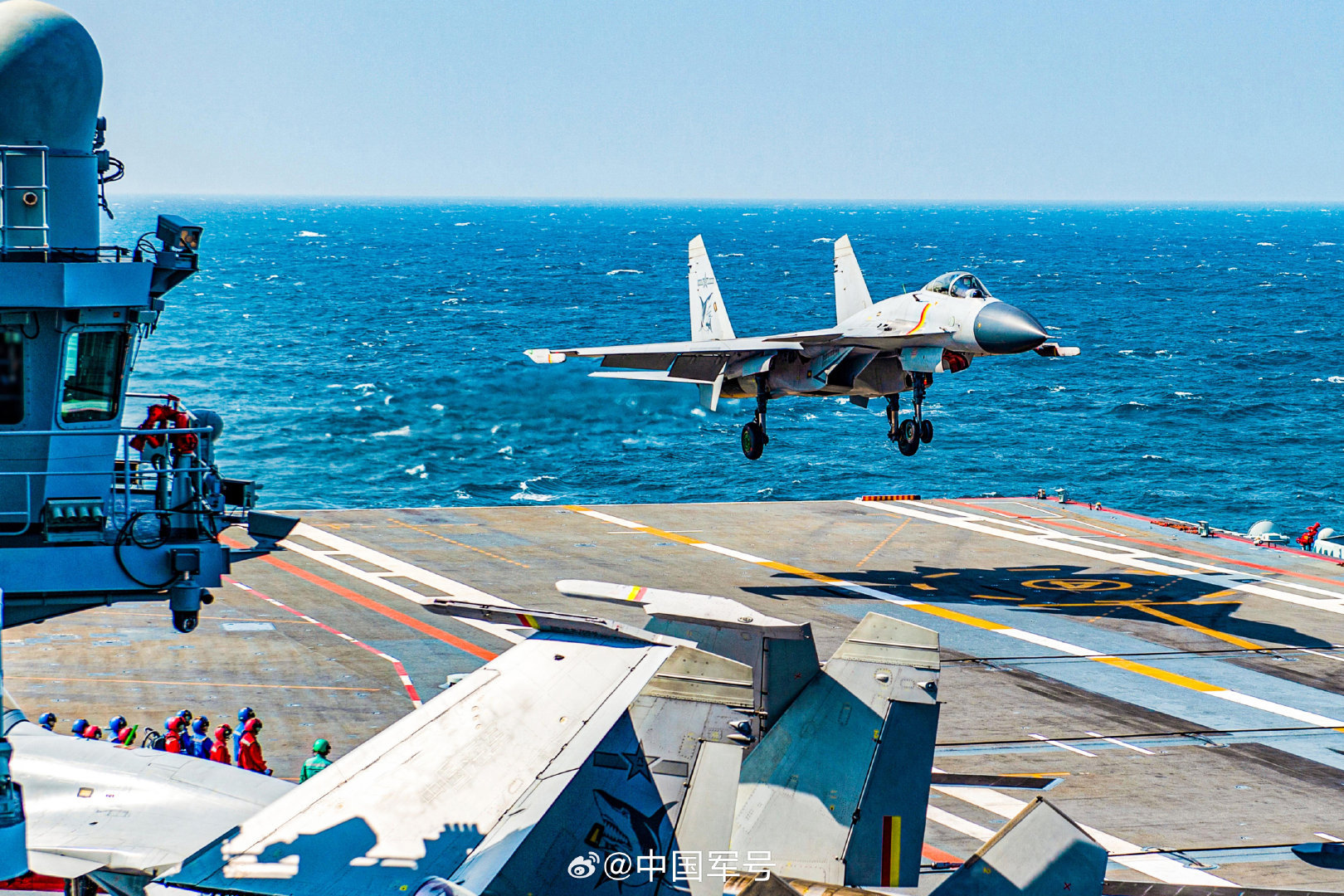 又见“飞鲨”！歼15从山东舰起飞壁纸上新