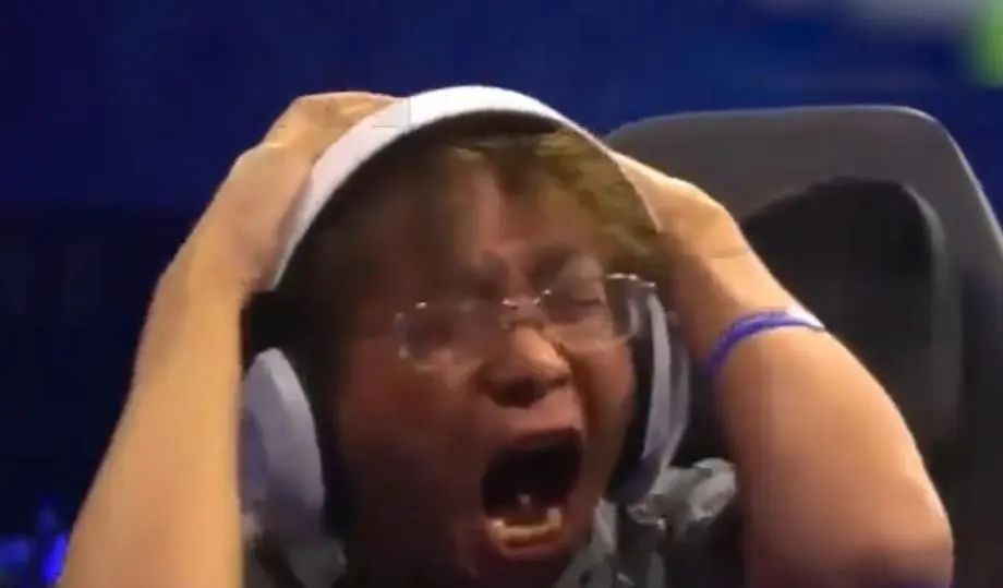 日本电竞选手失利后大崩溃:身体扭动无声咆哮,对手一脸蒙只好尬笑 日本电竞选手失利后大崩溃:身体扭动无声咆哮,对手一脸蒙只好尬笑