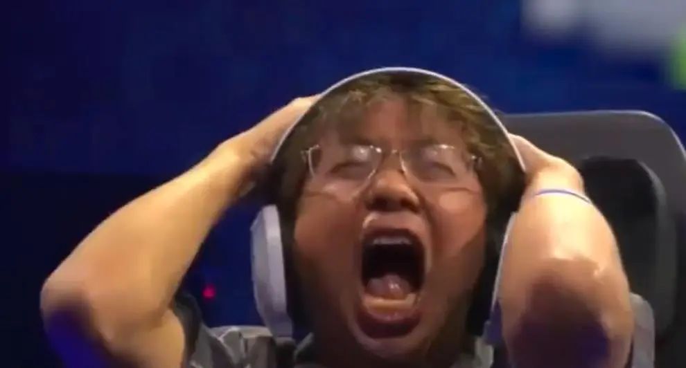 日本电竞选手失利后大崩溃:身体扭动无声咆哮,对手一脸蒙只好尬笑 日本电竞选手失利后大崩溃:身体扭动无声咆哮,对手一脸蒙只好尬笑