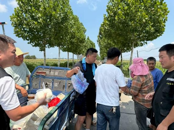 “在地里站1分钟，浑身就湿透了”！河南农民抗旱记