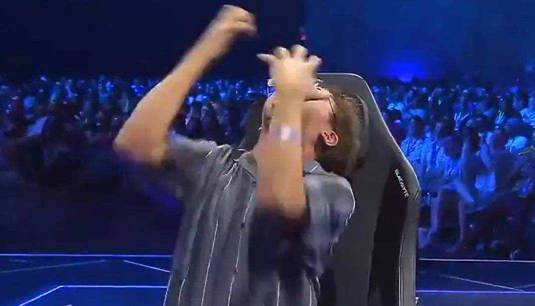 日本电竞选手失利后大崩溃:身体扭动无声咆哮,对手一脸蒙只好尬笑 日本电竞选手失利后大崩溃:身体扭动无声咆哮,对手一脸蒙只好尬笑