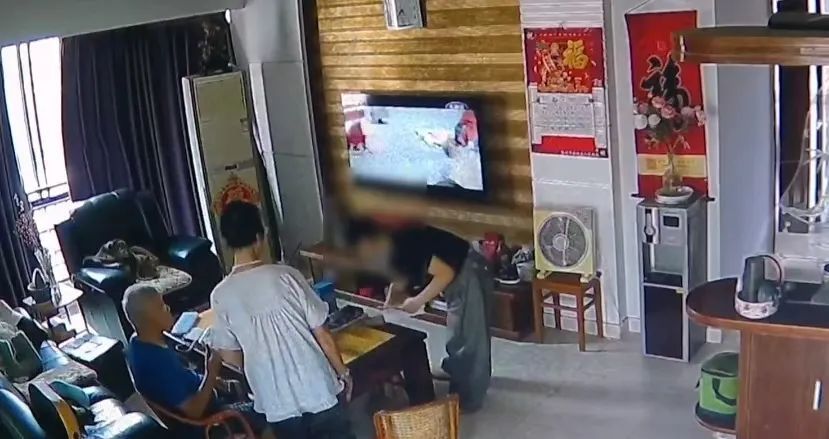 两人上门推销，老人花了1万多买下200多瓶清洁液！家属：母亲患有阿兹海默症