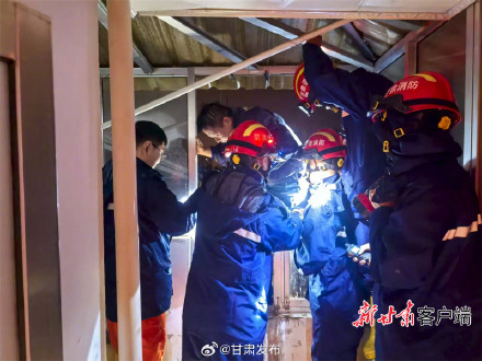 兰州榆中县遭遇强降雨 消防紧急转移疏散被困人员