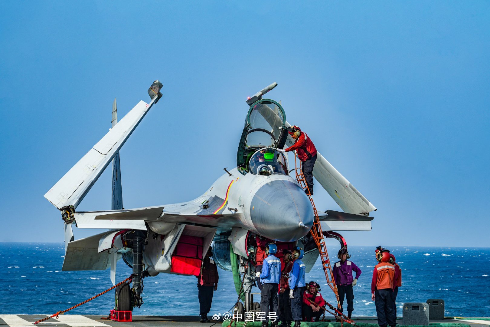 又见“飞鲨”！歼15从山东舰起飞壁纸上新
