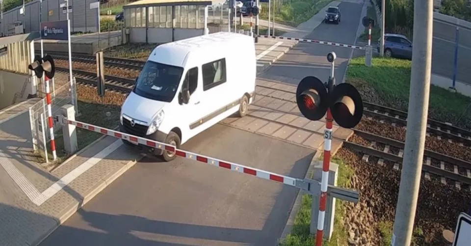 波兰一货车司机开错道，监控拍下撞上火车瞬间