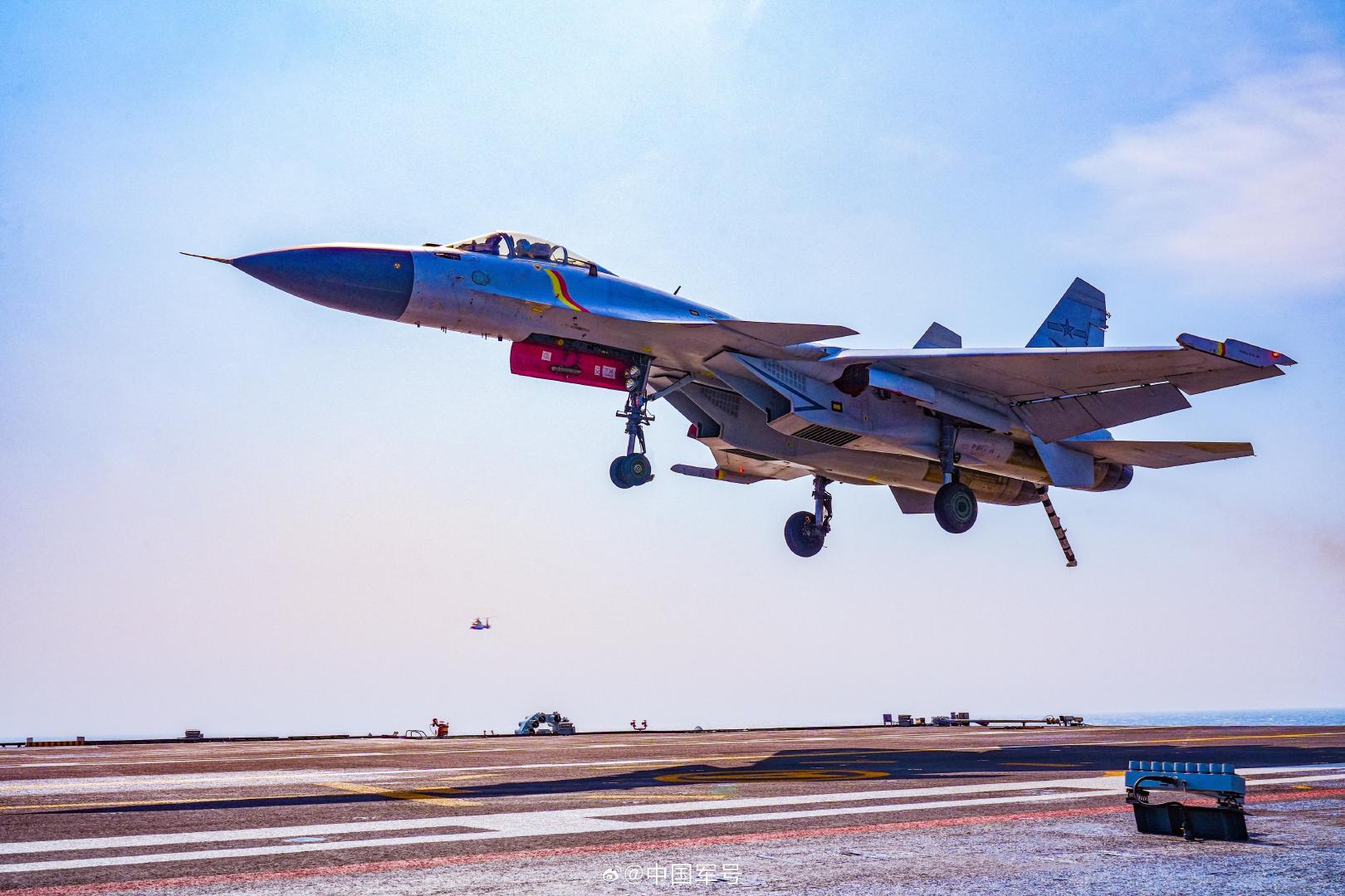 又见“飞鲨”！歼15从山东舰起飞壁纸上新