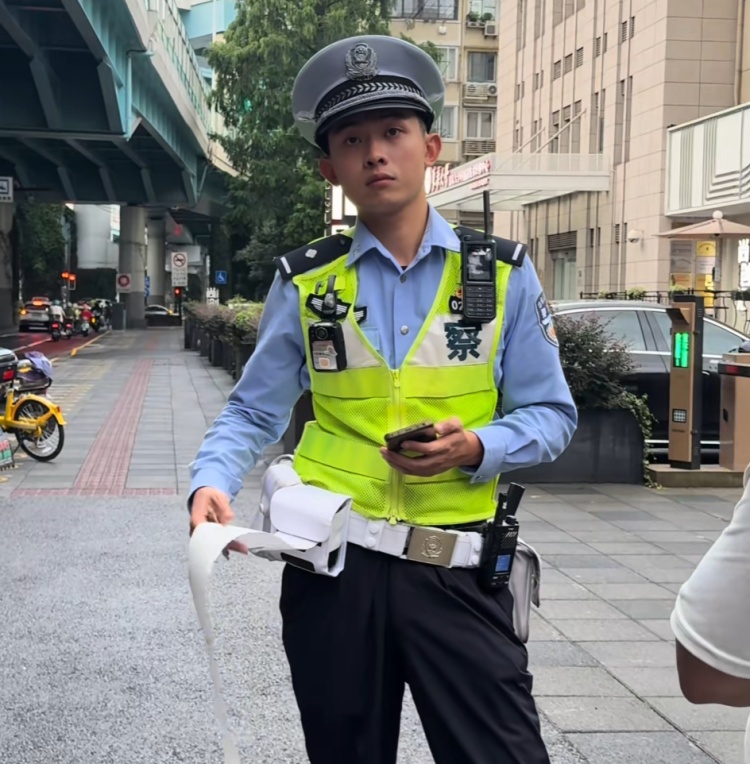 上海帅气交警“撞脸”演员张译,一个表情走红全网!网友:才知道为啥叫“卷卷”警官 上海帅气交警“撞脸”演员张译,一个表情走红全网!网友:才知道为啥叫“卷卷”警官