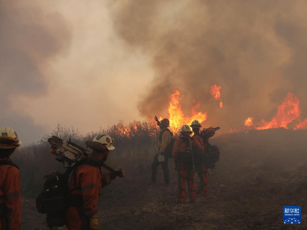 美国南加州山火蔓延 美国南加州山火蔓延