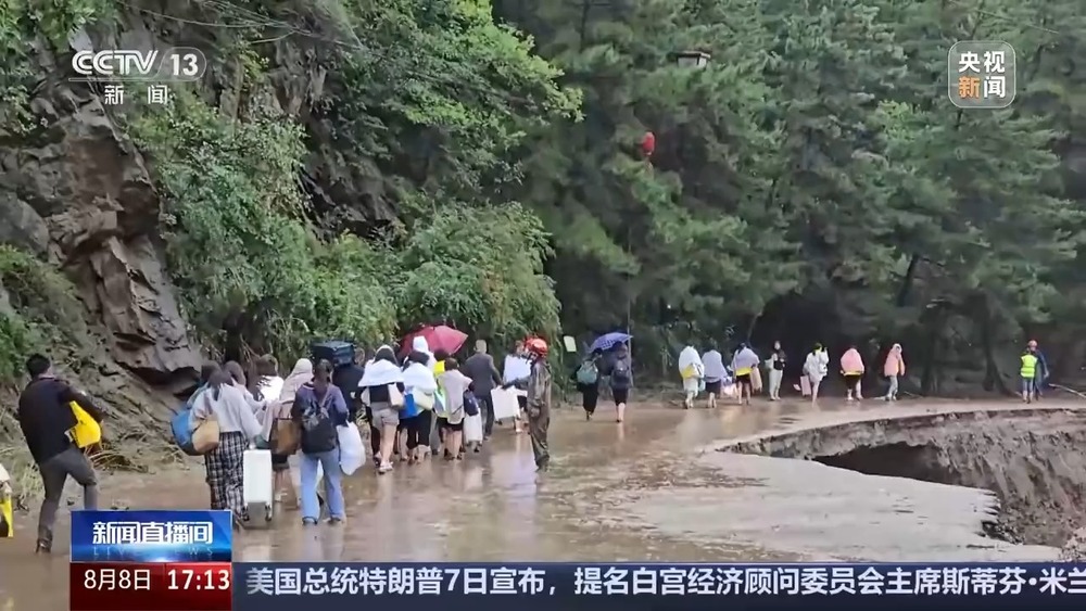 甘肃榆中一酒店一层被洪水淹没 消防紧急转移被困人员