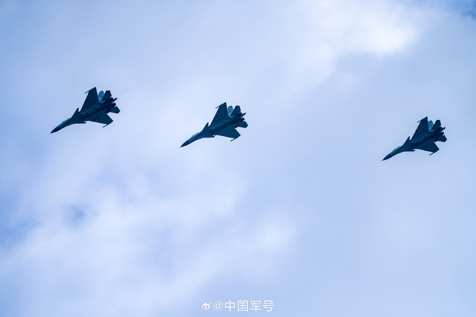 又见“飞鲨”！歼15从山东舰起飞壁纸上新