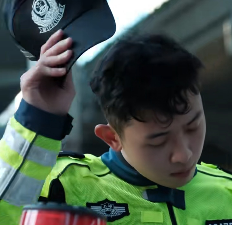 上海帅气交警“撞脸”演员张译,一个表情走红全网!网友:才知道为啥叫“卷卷”警官 上海帅气交警“撞脸”演员张译,一个表情走红全网!网友:才知道为啥叫“卷卷”警官