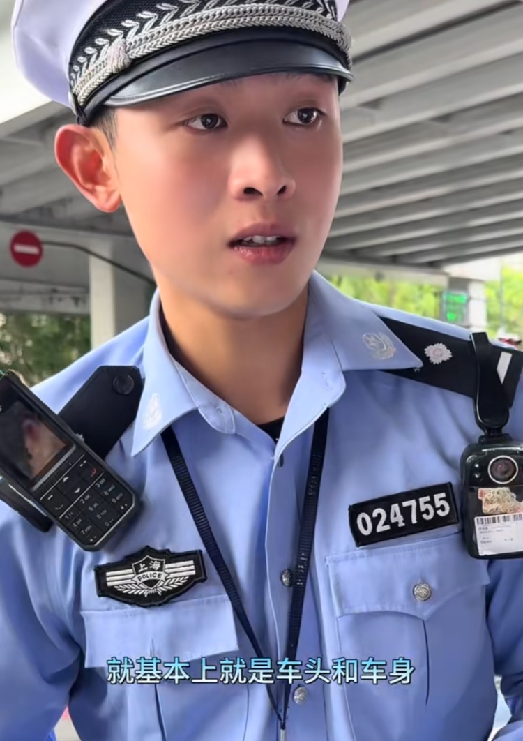 上海帅气交警“撞脸”演员张译,一个表情走红全网!网友:才知道为啥叫“卷卷”警官 上海帅气交警“撞脸”演员张译,一个表情走红全网!网友:才知道为啥叫“卷卷”警官