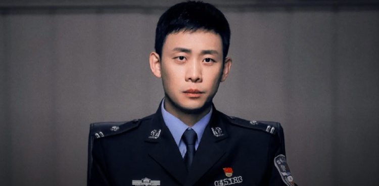 上海帅气交警“撞脸”演员张译,一个表情走红全网!网友:才知道为啥叫“卷卷”警官 上海帅气交警“撞脸”演员张译,一个表情走红全网!网友:才知道为啥叫“卷卷”警官