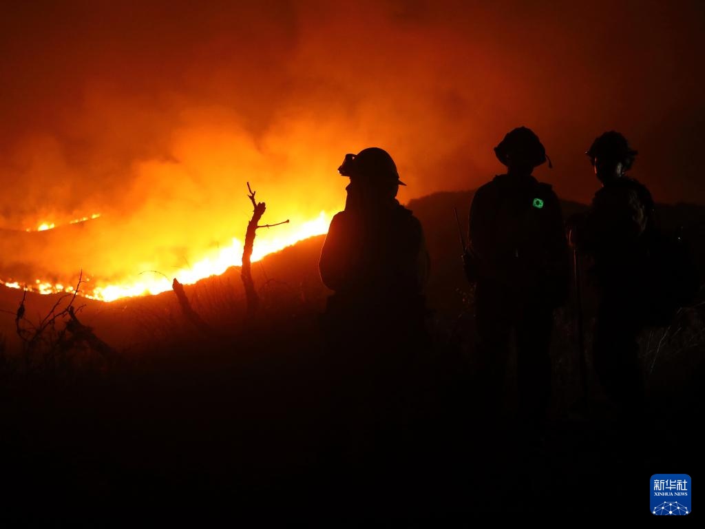 美国南加州山火蔓延 美国南加州山火蔓延