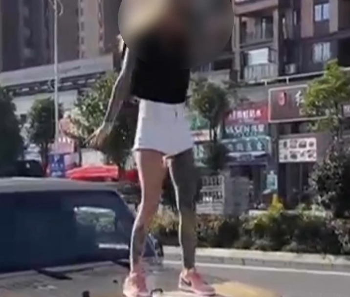 奇葩！贵阳一女子站引擎盖上热舞，竟是为了……结局舒适