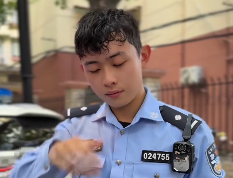 上海帅气交警“撞脸”演员张译,一个表情走红全网!网友:才知道为啥叫“卷卷”警官 上海帅气交警“撞脸”演员张译,一个表情走红全网!网友:才知道为啥叫“卷卷”警官
