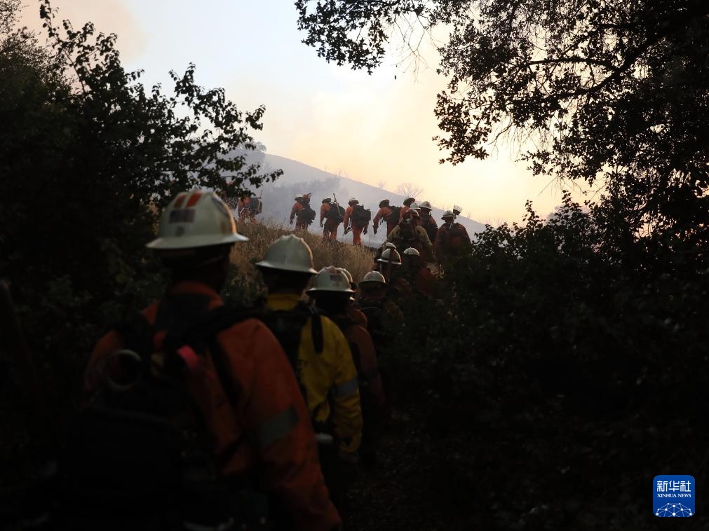 美国南加州山火蔓延 美国南加州山火蔓延