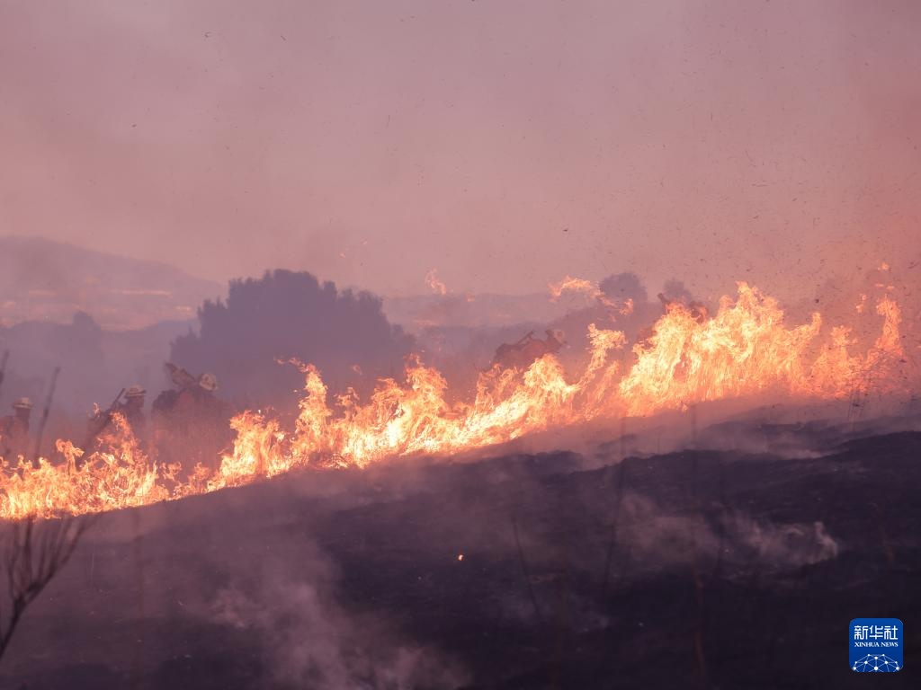 美国南加州山火蔓延 美国南加州山火蔓延