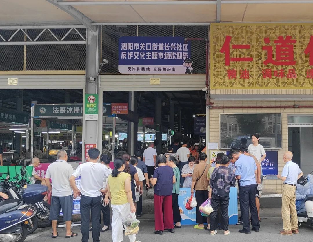 咋回事？民警进菜场“摆摊”，还免费送鸡蛋！