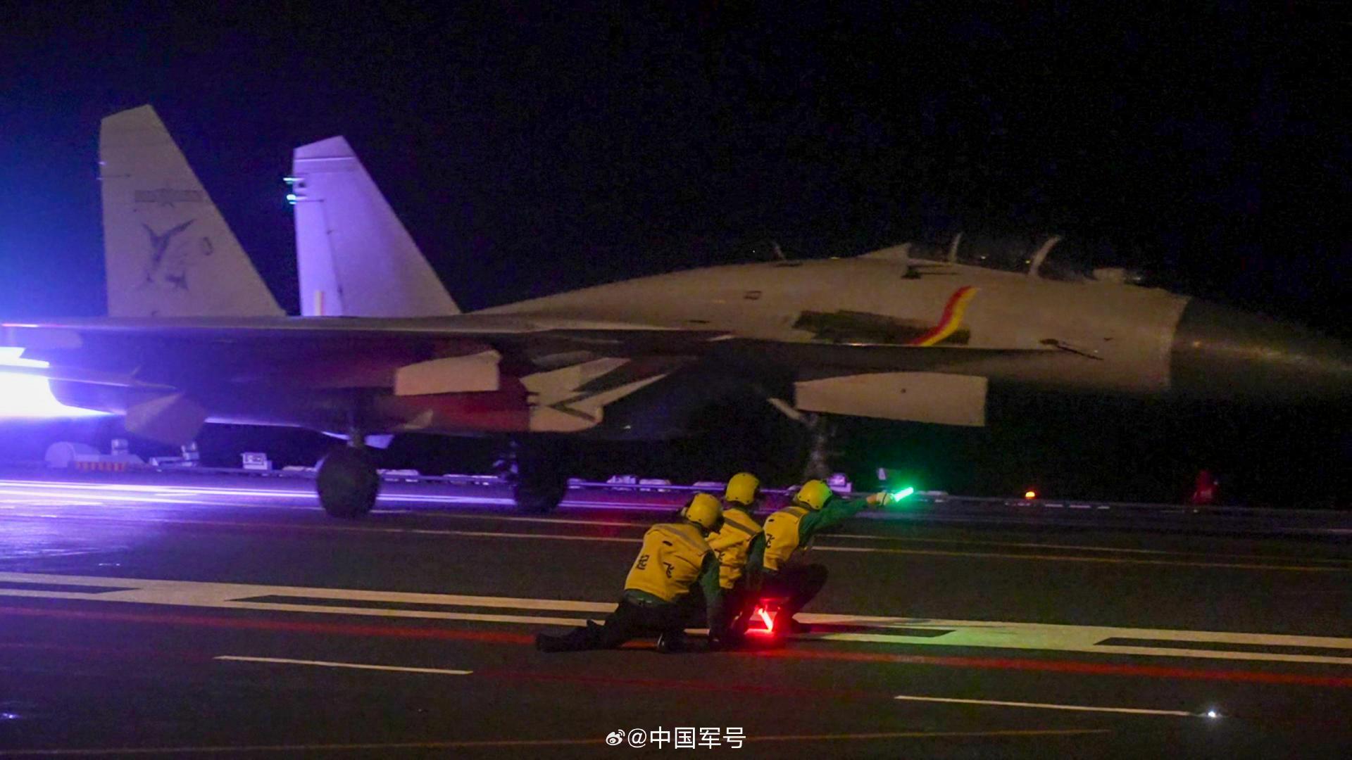 又见“飞鲨”！歼15从山东舰起飞壁纸上新