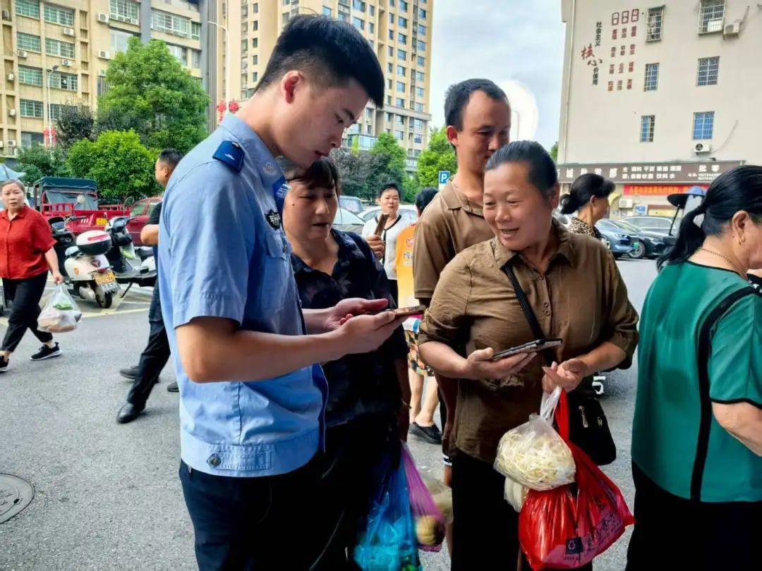 咋回事？民警进菜场“摆摊”，还免费送鸡蛋！