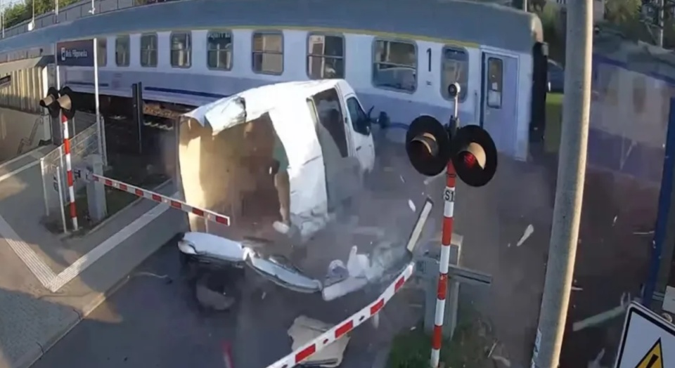 波兰一货车司机开错道，监控拍下撞上火车瞬间