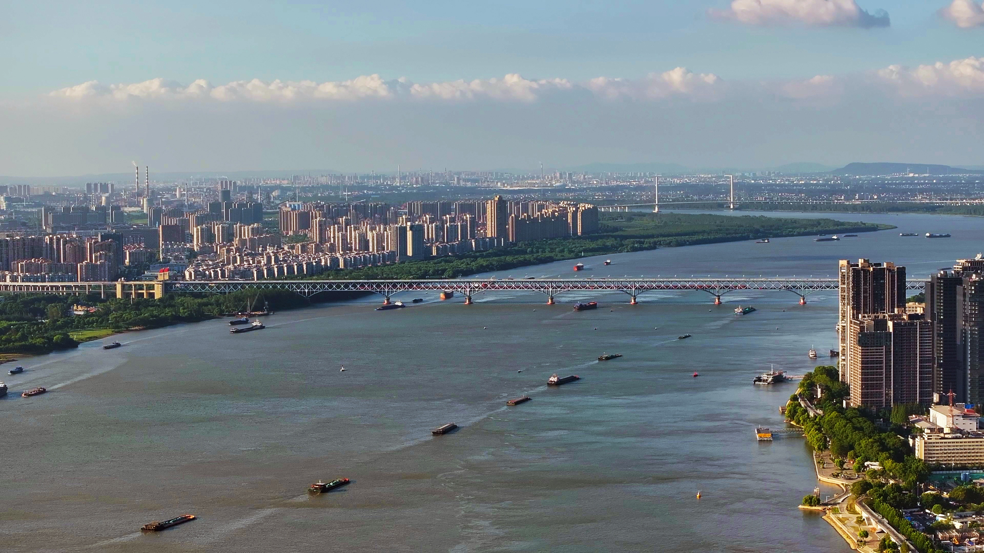 前7月长江干线港口货物吞吐量超23亿吨 同比增长4.8%