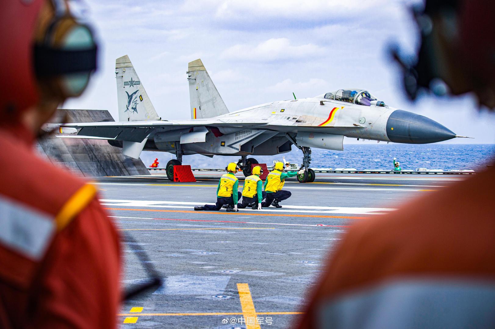 又见“飞鲨”！歼15从山东舰起飞壁纸上新